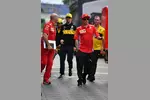 Foto zur News: Jock Clear, Nico Hülkenberg (Renault) und Kimi Räikkönen (Ferrari)