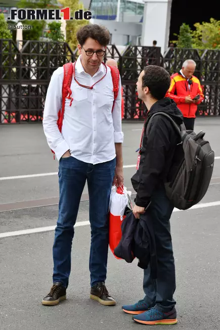 Foto zur News: Mattia Binotto (Ferrari) mit Nicolas Todt (Manager Charles Leclerc)