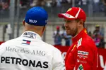 Foto zur News: Sebastian Vettel (Ferrari) und Valtteri Bottas (Mercedes)