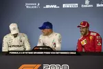 Foto zur News: Lewis Hamilton (Mercedes), Valtteri Bottas (Mercedes) und Sebastian Vettel (Ferrari)