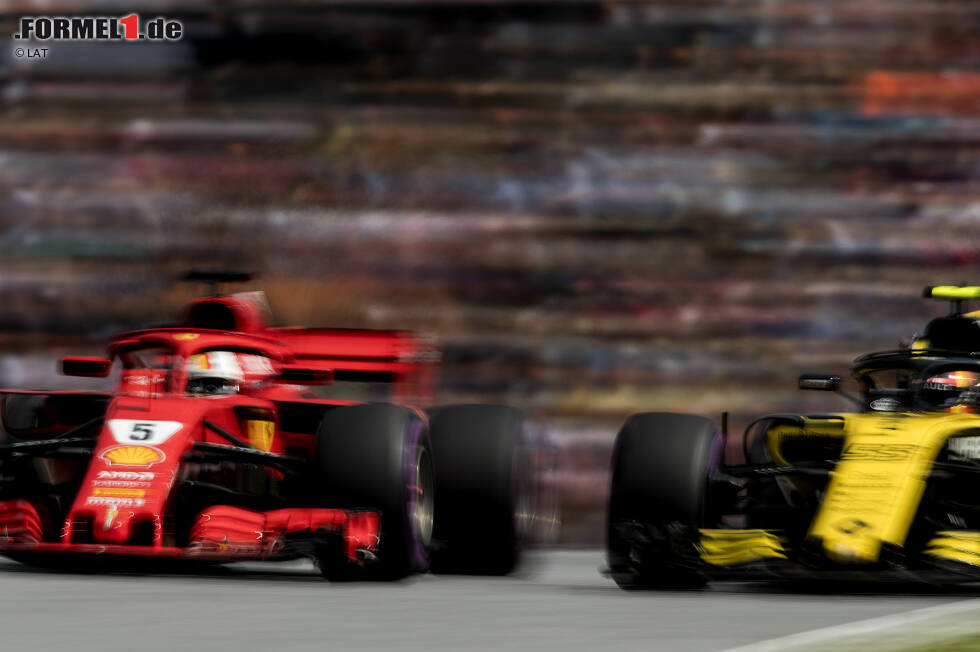 Foto zur News: Sebastian Vettel (Ferrari) und Carlos Sainz (Renault)