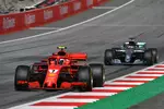 Foto zur News: Kimi Räikkönen (Ferrari) und Lewis Hamilton (Mercedes)