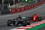 Foto zur News: Lewis Hamilton (Mercedes) und Sebastian Vettel (Ferrari)