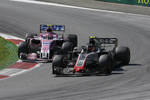 Foto zur News: Esteban Ocon (Force India) und Kevin Magnussen (Haas)