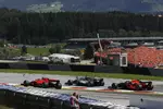 Foto zur News: Lewis Hamilton (Mercedes), Kimi Räikkönen (Ferrari) und Max Verstappen (Red Bull)