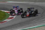 Foto zur News: Kevin Magnussen (Haas) und Esteban Ocon (Force India)