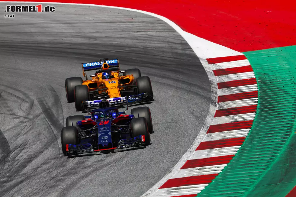 Foto zur News: Brendon Hartley (Toro Rosso) und Fernando Alonso (McLaren)