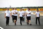 Foto zur News: Gil de Ferran und Stoffel Vandoorne (McLaren)