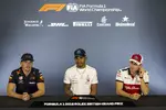 Foto zur News: Max Verstappen (Red Bull), Lewis Hamilton (Mercedes) und Charles Leclerc (Sauber)