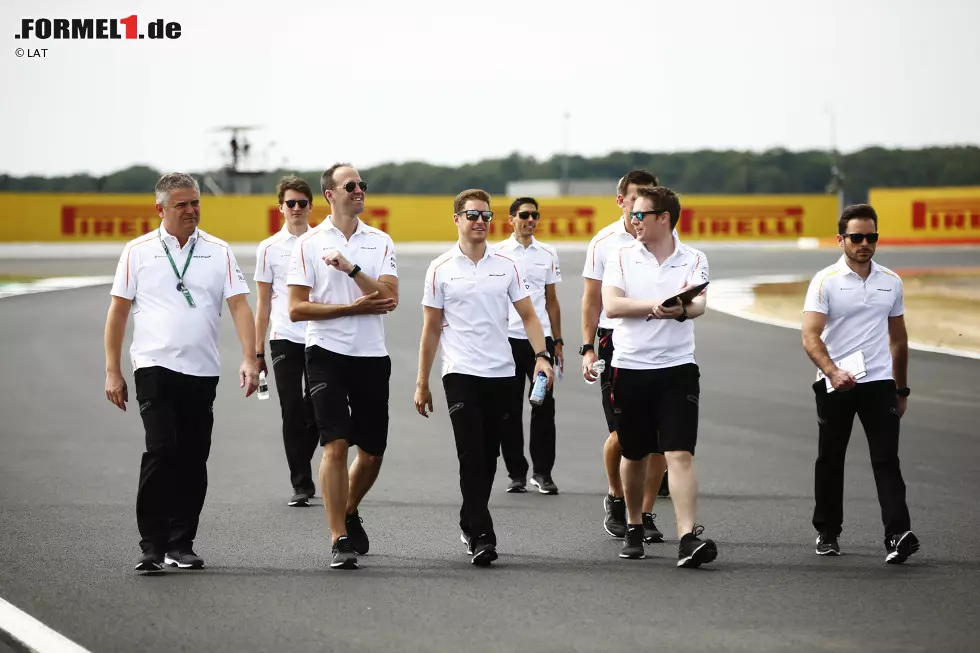 Foto zur News: Gil de Ferran und Stoffel Vandoorne (McLaren)