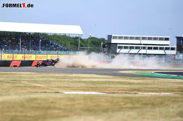 Foto zur News: ... zuvor raste er fast ungebremst in die Reifenstapel von Kurve 6.