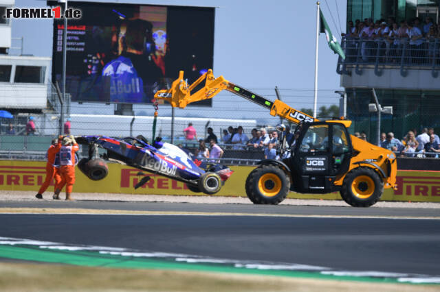Foto zur News: Wenige Minuten nach dem heftigen Crash von Brendon Hartley wird sein Toro Rosso abtransportiert ...