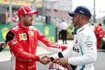 Foto zur News: Sebastian Vettel (Ferrari) und Lewis Hamilton (Mercedes)