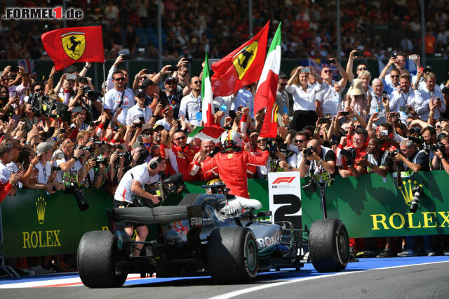 Foto zur News: Gelingt es Hamilton nach Silverstone, nun die Vettel-Party zu crashen? Vor zwei Jahren gelang ihm der Sieg in Hockenheim.