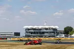 Foto zur News: Sebastian Vettel (Ferrari) und Valtteri Bottas (Mercedes)