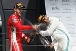 Foto zur News: Sebastian Vettel (Ferrari) und Lewis Hamilton (Mercedes)