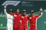 Foto zur News: Lewis Hamilton (Mercedes), Sebastian Vettel (Ferrari) und Kimi Räikkönen (Ferrari)