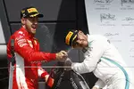 Foto zur News: Sebastian Vettel (Ferrari) und Lewis Hamilton (Mercedes)