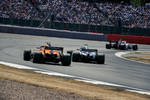 Foto zur News: Stoffel Vandoorne (McLaren) und Lewis Hamilton (Mercedes)
