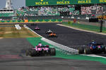 Foto zur News: Sergio Perez (Force India) und Pierre Gasly (Toro Rosso)