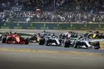 Foto zur News: Valtteri Bottas (Mercedes), Lewis Hamilton (Mercedes) und Kimi Räikkönen (Ferrari)