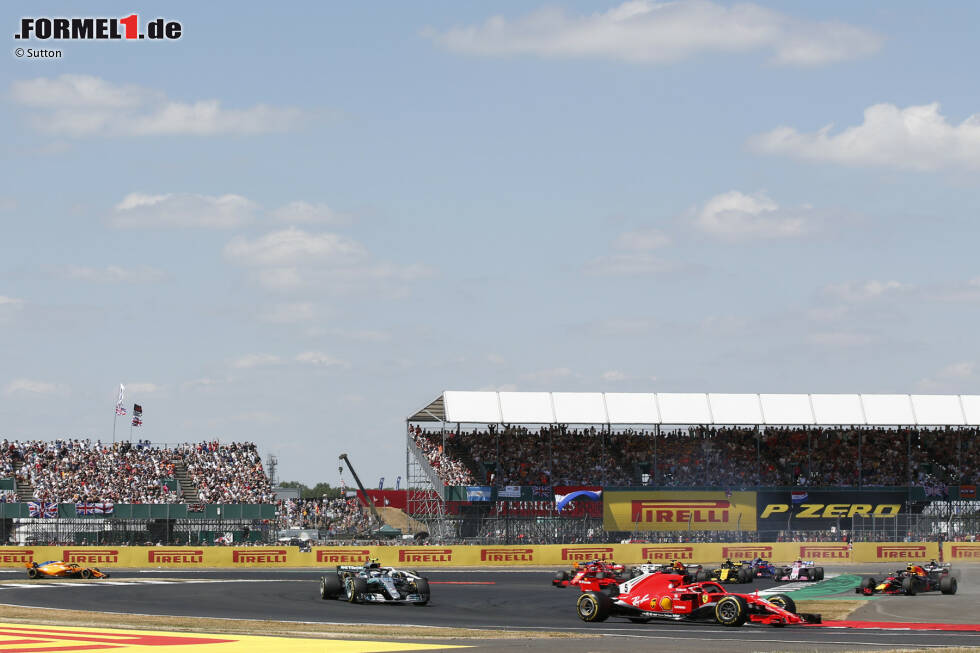 Foto zur News: Sebastian Vettel (Ferrari), Max Verstappen (Red Bull) und Lewis Hamilton (Mercedes)