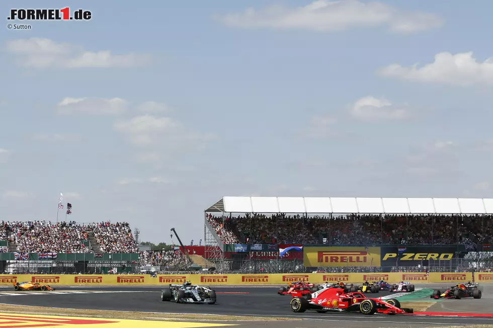 Foto zur News: Sebastian Vettel (Ferrari), Max Verstappen (Red Bull) und Lewis Hamilton (Mercedes)