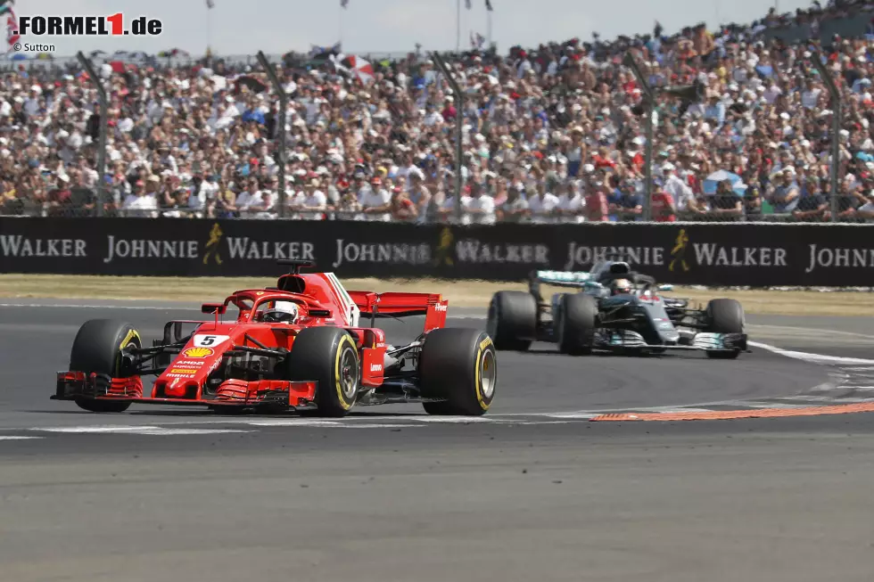 Foto zur News: Sebastian Vettel (Ferrari) und Lewis Hamilton (Mercedes)