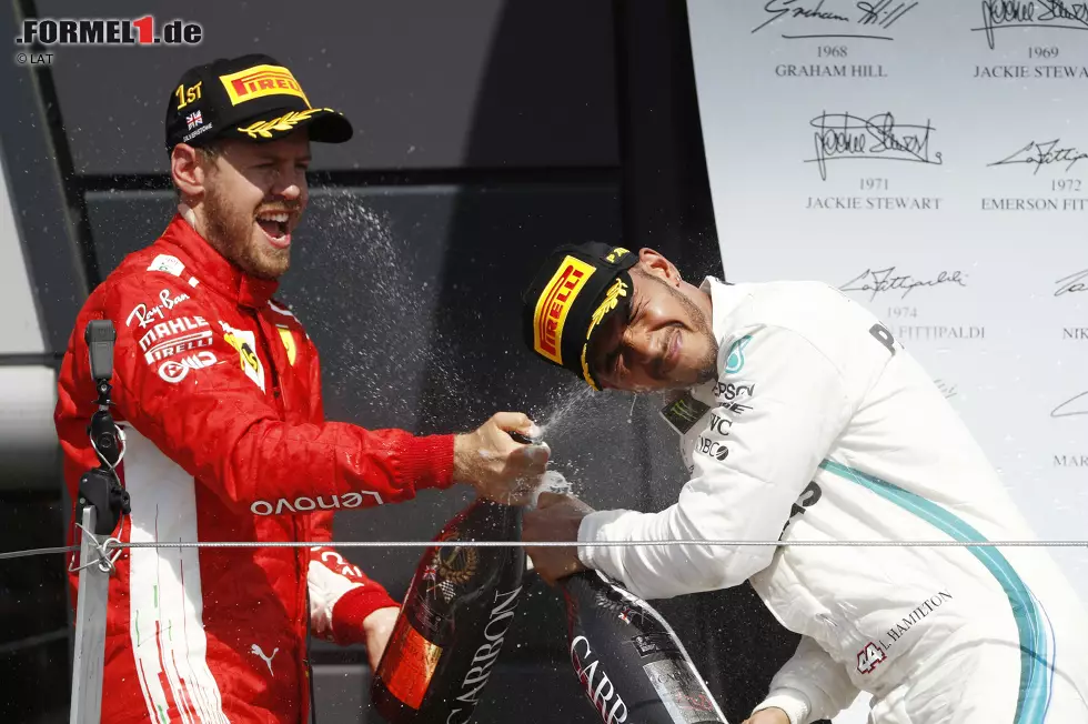 Foto zur News: Sebastian Vettel (Ferrari) und Lewis Hamilton (Mercedes)