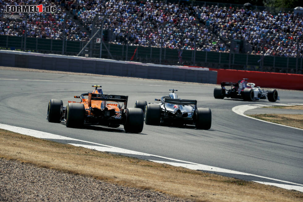 Foto zur News: Stoffel Vandoorne (McLaren) und Lewis Hamilton (Mercedes)