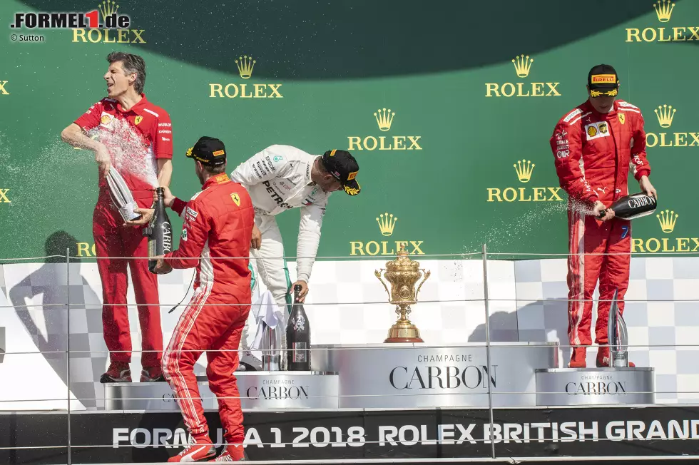 Foto zur News: Sebastian Vettel (Ferrari), Lewis Hamilton (Mercedes) und Kimi Räikkönen (Ferrari)