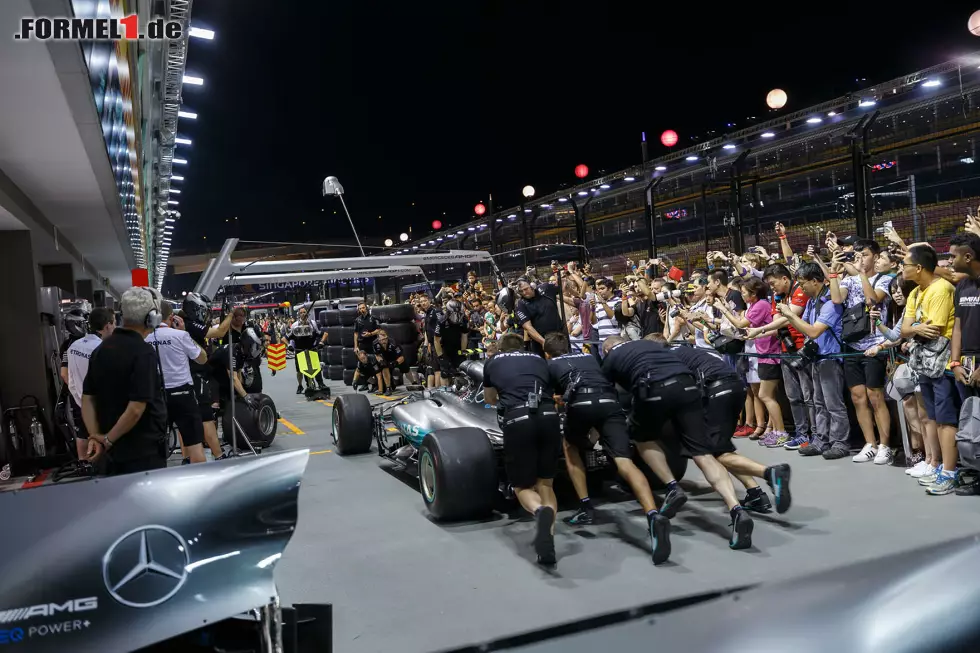 Foto zur News: #3 Mit 404 Metern besitzt der Marina Bay Street Circuit eine der längsten Boxengassen im F1-Kalender