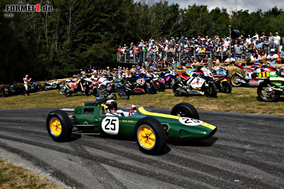 Foto zur News: Jackie Stewart im Lotus 25