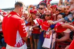 Foto zur News: Fans von Sebastian Vettel (Ferrari)