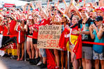 Foto zur News: Fans von Sebastian Vettel (Ferrari)