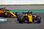 Foto zur News: Stoffel Vandoorne (McLaren) und Fernando Alonso (McLaren)