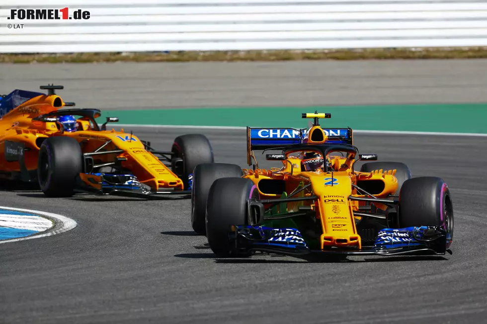 Foto zur News: Stoffel Vandoorne (McLaren) und Fernando Alonso (McLaren)