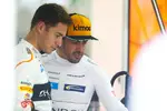 Foto zur News: Stoffel Vandoorne (McLaren) und Fernando Alonso (McLaren)