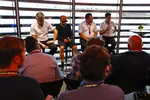 Foto zur News: Fernando Alonso (McLaren), Zak Brown und Stoffel Vandoorne (McLaren)