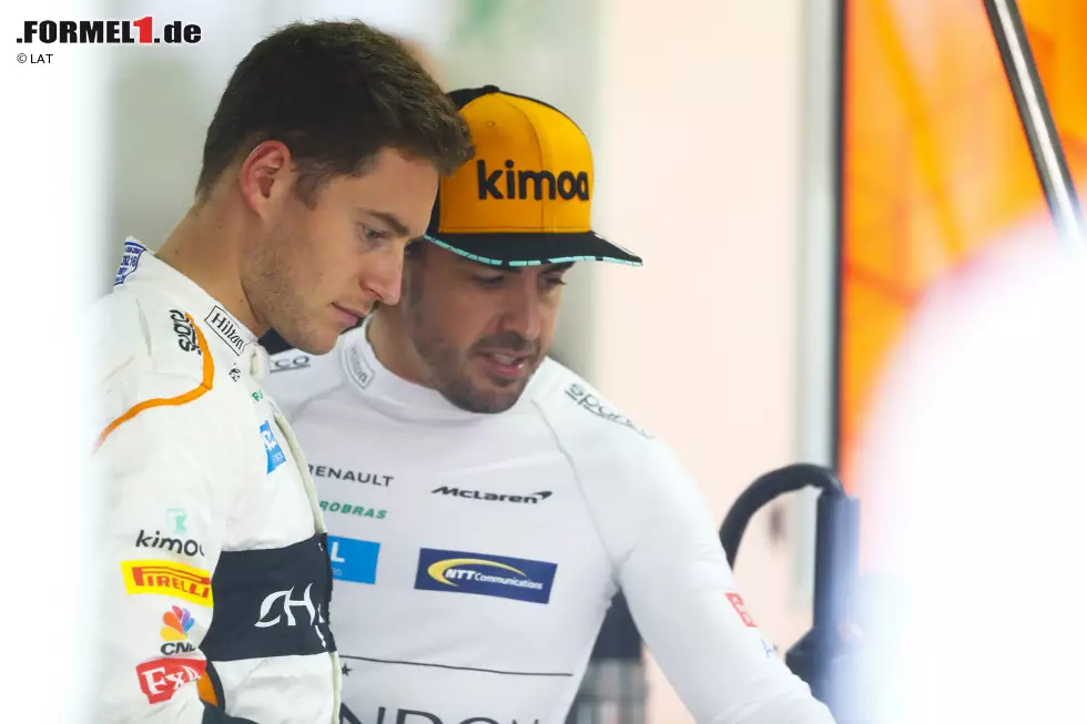 Foto zur News: Stoffel Vandoorne (McLaren) und Fernando Alonso (McLaren)