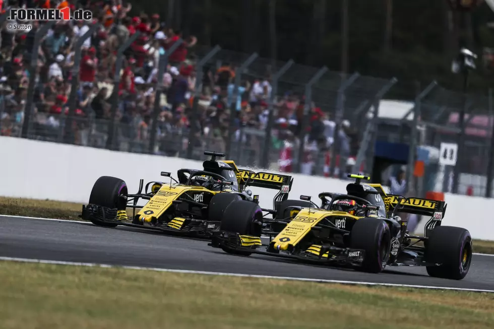 Foto zur News: Nico Hülkenberg (Renault) und Carlos Sainz (Renault)