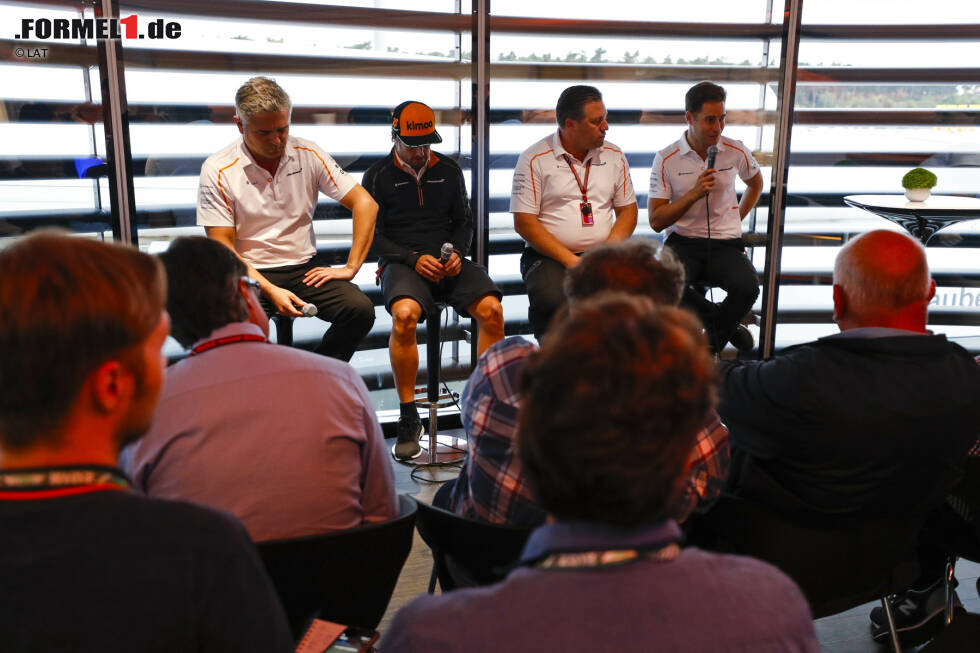 Foto zur News: Fernando Alonso (McLaren), Zak Brown und Stoffel Vandoorne (McLaren)