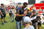 Foto zur News: Daniel Ricciardo (Red Bull) und Romain Grosjean (Haas)