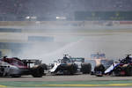 Foto zur News: Lewis Hamilton (Mercedes) und Brendon Hartley (Toro Rosso)