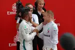 Foto zur News: Lewis Hamilton (Mercedes) und Valtteri Bottas (Mercedes)