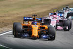 Foto zur News: Fernando Alonso (McLaren), Esteban Ocon (Force India) und Lewis Hamilton (Mercedes)