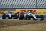 Foto zur News: Lewis Hamilton (Mercedes), Valtteri Bottas (Mercedes) und Kimi Räikkönen (Ferrari)