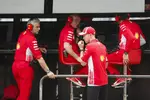 Foto zur News: Sebastian Vettel (Ferrari), Maurizio Arrivabene und Jock Clear