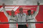 Foto zur News: Valtteri Bottas (Mercedes) und Lewis Hamilton (Mercedes)