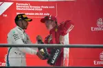 Foto zur News: Lewis Hamilton (Mercedes) und Kimi Räikkönen (Ferrari)